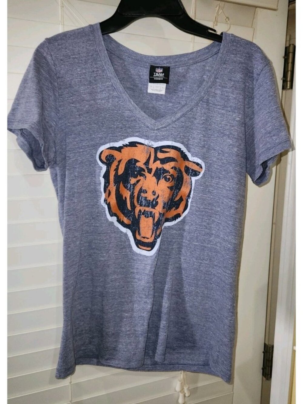 CHICAGO BEARS Womens LARGE v neck distressed  T-Shirt (NFL Apparel Brand)